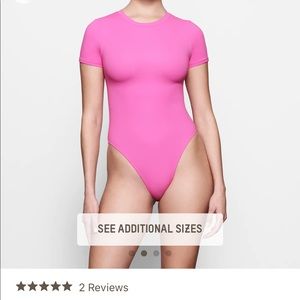 Skims Fits Everybody T-shirt Bodysuit. Neon pink. Size L.